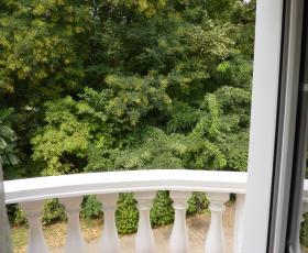 Terasz a parkra néz