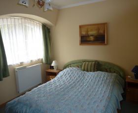 Kiadó szoba 2 főre Mosonmagyaróváron parkos zöld övezetben, zárt parkolóval, belvárosban.