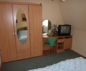 Kiadó szoba 2 főre Mosonmagyaróváron parkos zöld övezetben, zárt parkolóval, belvárosban.