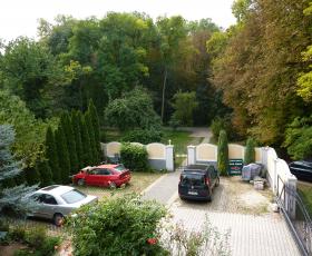 Parkolás zárt udvarban