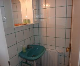 Kiadó szoba 2 főre Mosonmagyaróváron parkos zöld övezetben, zárt parkolóval, belvárosban.