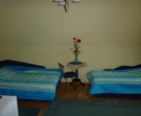 Kiadó szoba 2+1  főre Mosonmagyaróváron parkos zöld övezetben zárt parkolóval belvárosban.