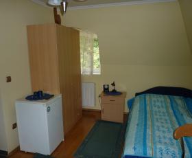 Kiadó szoba 2+1  főre Mosonmagyaróváron parkos zöld övezetben zárt parkolóval belvárosban.