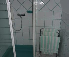 Kiadó szoba 2+1  főre Mosonmagyaróváron parkos zöld övezetben zárt parkolóval belvárosban.