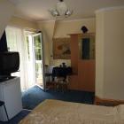 Kiadó szoba 2 főre Mosonmagyaróváron parkos zöld övezetben zárt parkolóval belvárosban.